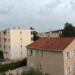 Apartmán Charming With Balcony In *